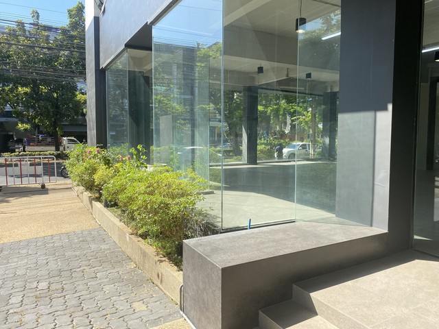 ปล่อยเช่าโชว์รูมติดถนนพัฒนาการ ห้องกระจกรอบพื้นที่ พร้อมโชว์สินค้า พร้อมเปิดกิจการได้ทันที พร้อมที่จอดรถหมุนเวียนไม่จำกัด