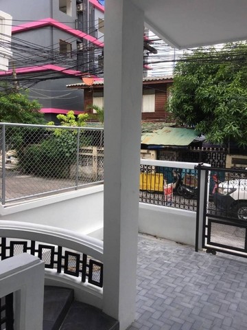 ให้เช่า/ขายทาวน์เฮ้าส์3ชั้น28ตรว.รีโนเวทใหม่ทั้งหลัง ใกล้ MRT ศูนย์วัฒนธรรม เหมาะแก่การอยู่อาศัย ค้าขายได้