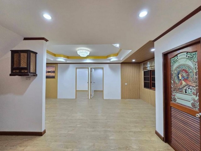 ขายถูกมากบ้านเดี่ยว 2 ชั้น รีโนเวททั้งหลังสวย  56 ตรว. พร้อมเฟอร์ หมู่บ้านบัวทอง 4 มีถึง 5 ห้องนอน ถนนบ้านกล้วย-ไทรน้อย  รถไฟฟ้าสีม่วง สถานีคลองบางไผ่ ใกล้เซ็นทรัล เวสต์เกต นนทบุรี