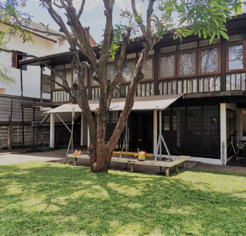 รายละเอียดบ้านเดี่ยนหลังใหญ่สนามหญ้ากว้าง ร่มรื่น น่าอยู่ 76.6 ตารางวา 2 นอน 2 น้ำ เหมาะทำโฮมออฟฟิศ ใกล้เมเจอร์รัชโยธิน เช่า 55,000 บาท ถ.พหลโยธินรายละเอียด :-บ้านเดี่ยว 2 ชั้น ซอยพหลโยธิน เนื้อที่ 76.6 ตารางวา -พื้นที่ใช้สอยขนาด 152 ตารางเมตร มีห้องผู้บริหาร กั้นด้านล่าง-ห่างจาก BTS พหลโยธิน เพียง 1.06 กม  -มี 2 ห้องนอนบน 2 ห้องน้ำ -ที่จอดรถ 4 คัน -ใกล้เมเจอร์รัชโยธิน-เหมาะพักอาศัยแ