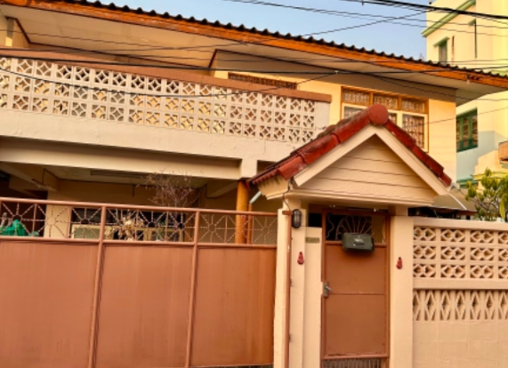 ให้เช่าบ้านเดี่ยว 2 ชั้น ถนนรัชดา ห้วยขวาง เนื้อที่ 44 ตรว มี 2 นอน 2น้ำ ใกล้สำนักงานเขตห้วยขวาง MRT 