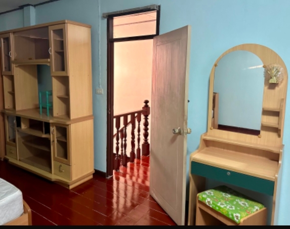 ให้เช่าบ้านเดี่ยว 2 ชั้น ถนนรัชดา ห้วยขวาง เนื้อที่ 44 ตรว มี 2 นอน 2น้ำ ใกล้สำนักงานเขตห้วยขวาง MRT