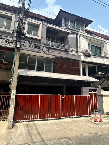 ให้เช่าโฮมออฟฟิศ 4 ชั้น 26 ตร.ว รีโนเวทใหม่ หมู่บ้านสินธานี รัชาดา-ลาดพร้าว ลาดพร้าว 80 สวยงาม พร้อมอยู่ เหมาะอยู่อาศัยหรือทำเป็นโฮมออฟฟิศ