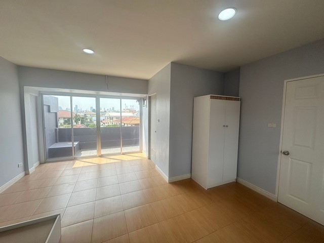 ให้เช่าโฮมออฟฟิศ 4 ชั้น 26 ตร.ว รีโนเวทใหม่ หมู่บ้านสินธานี รัชาดา-ลาดพร้าว ลาดพร้าว 80 สวยงาม พร้อมอยู่ เหมาะอยู่อาศัยหรือทำเป็นโฮมออฟฟิศ