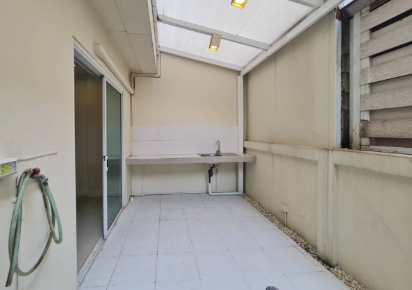 ขายทาวน์โฮม 3 ชั้น The Metro Sathon เพิ่งรีโนเวทใหม่พร้อมอยู่ ใกล้ รถไฟฟ้า ห้องไอคอนสยาม