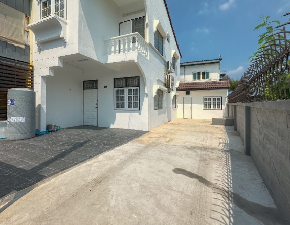 ให้เช่าทาวน์โฮม2 ชั้น แปลมุม ซอยลาดปลาเค้า 60 เพิ่งรีโนเวทใหม่ มี 3 นอน 2 น้ำ เนื้อที่ 31 ตรว ใกล้ห้าง THE JAZZ เซ็นทรัล รามอินทรา