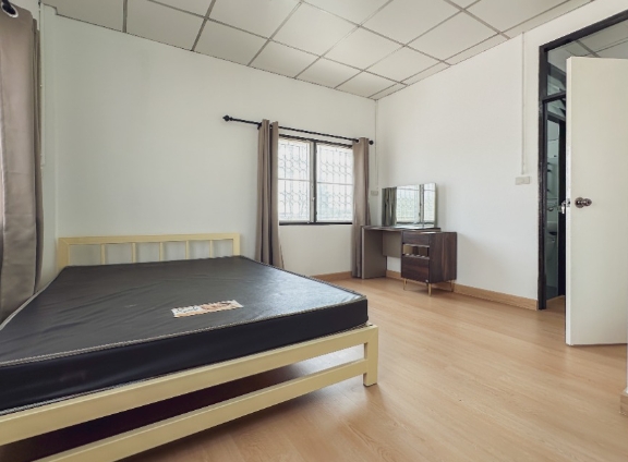 ให้เช่าทาวน์โฮม2 ชั้น แปลมุม ซอยลาดปลาเค้า 60 เพิ่งรีโนเวทใหม่ มี 3 นอน 2 น้ำ เนื้อที่ 31 ตรว ใกล้ห้าง THE JAZZ เซ็นทรัล รามอินทรา