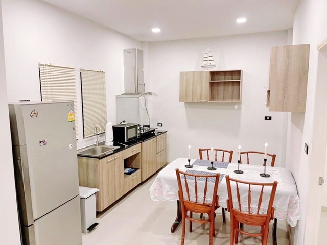 ตลาดหัวตะเข้ ลาดกระบัง ให้เช่าบ้านเดี่ยว 2 ชั้น การ์เด้น ใหญ่มาก 60ตรว. 130ตรม. สวนรอบบ้าน 3นอน 2น้ำ 2จอดรถ 3แอร์ เฟอร์ครบ APL ลาดกระบัง