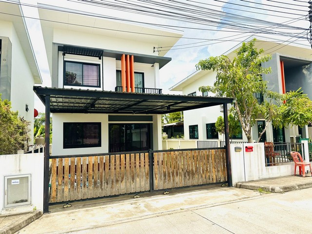 ขายบ้านเดี่ยว 2ชั้น 41.9ตรว. 2นอน3น้ำ 2.4ลบ. ฟรีโอน เดอะปาล์มการ์เด้น3 ต.ต้นเปา อ.สันกำแพง เชียงใหม่ขายบ้านเดี่ยว 2 ชั้น เนื้อที่ 41.9 ตรว. หมู่บ้านเดอะปาล์มการ์เด้น 3พิกัด : ต.ต้นเปา อ.สันกำแพง จ.เชียงใหม่ราคา 2.4 ล้านบาท (2,400,000 บาท) ต่อรองได้ ฟรีค่าโอน- 2 ห้องนอน - 3 ห้องน้ำ (ห้องน้ำในห้องนอนทุกห้อง)- 1 ห้องครัว- 1 ห้องอเนกประสงค์- 1 ห้องเก็บของ- 1 ห้องซักรีด- จอดรถ 2คันบ้านอยู่โซนหน้าของห