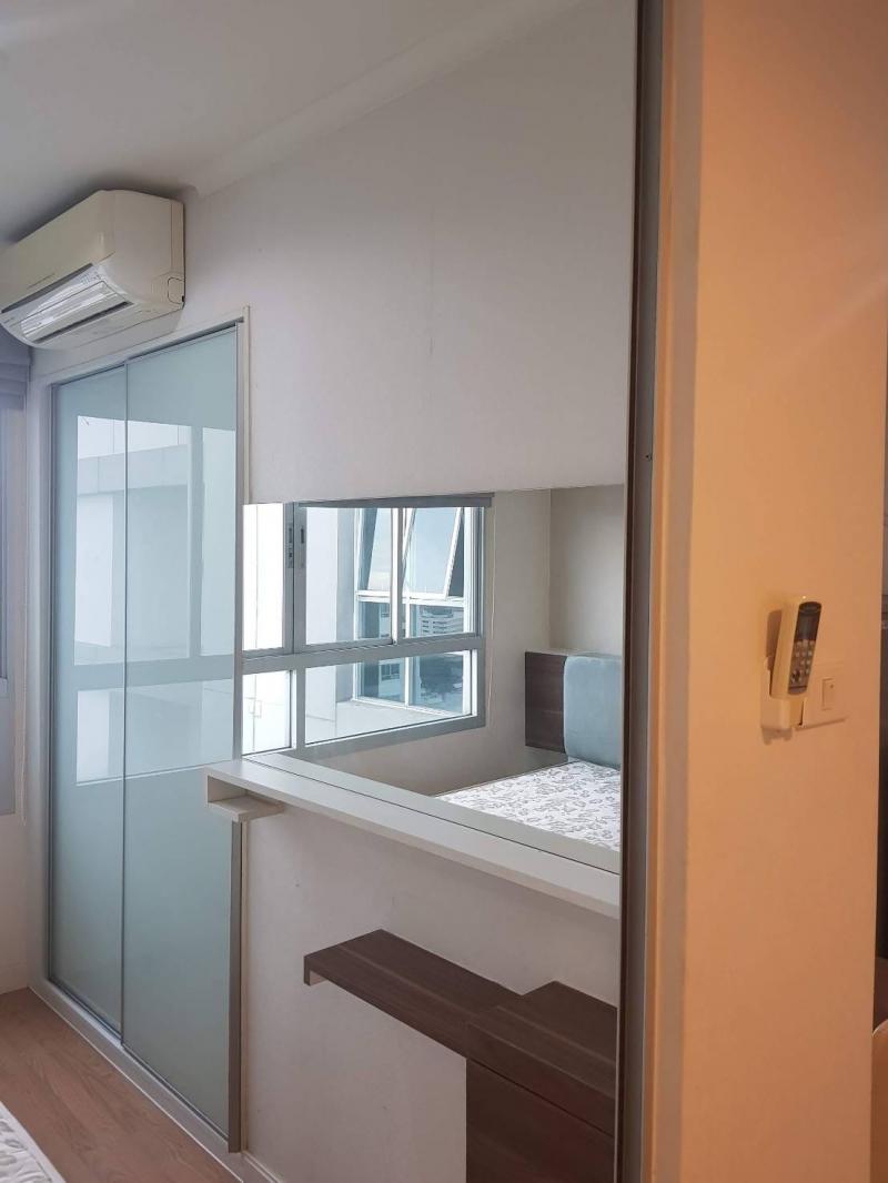 ให้เช่าลุมพินี พาร์ค ปิ่นเกล้า บนถนนบรมราชชนนี เยื้องเซ็นทรัลปิ่นเกล้า (เดินเพียง 2 นาที) ห่างจากเมเจอร์ปิ่นเกล้า 200 เมตรห้องสวย-สะอาด อยู่สบาย ขนาด 28 ตารางเมตร กั้นส่วนระหว่างห้องนอน และส่วนนั่งเล่น/ทำงาน&ครัว/รับประทาน พร้อมเฟอร์นิเจอร์และเครื่องใช้ไฟฟ้าครบ พร้อมเข้าอยู่ ภายในอาคาร A ชั้น 30เฟอร์นิเจอร์ และเครื่องใช้ไฟฟ้าภายในห้อง:1. เตียงนอน 6 ฟุต พร้อมฟูก + 