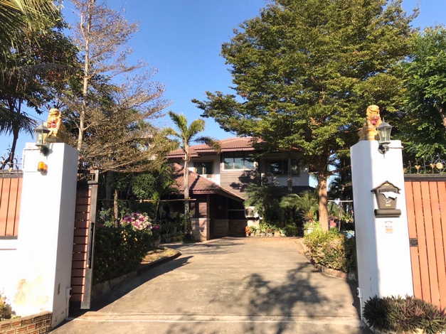 ขายที่ดินพร้อมสิ่งปลูกสร้าง ตำบลพิชัย อำเภอเมือง จังหวัดลำปาง (เจ้าของขายเอง)ที่ตั้ง ตำบลพิชัย อำเภอเมือง จังหวัดลำปางพิกัด https://maps.app.goo.gl/3W2QP2Q6djQBYVcz5ขนาดพื้นที่ดินรวม 2 แปลง 310 ตารางวารายละเอียดขายที่ดินพร้อมสิ่งปลูกสร้าง บ้านสวย โครงสร้างแข็งแรง เนื้อที่ใช้สอยเยอะ กว้างขวาง ร่มรื่น (บ้าน2หลัง ในพื้นที่เดียวกัน) บ้านหลังที่ 1 บ้าน 2 ชั้น- 3 ห้องนอน  - 3 ห้องน้ำ  - 1 ห้องคนคร