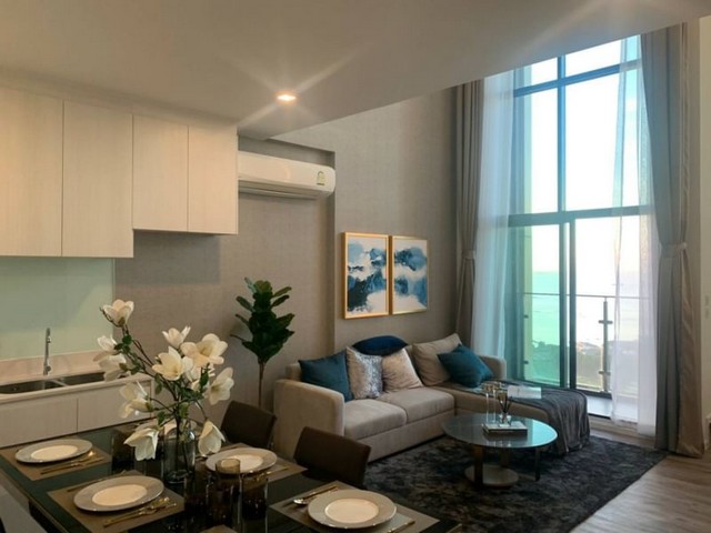 TEL :088-559 5199 คุณเอLine: https://line.me/ti/p/C0eGe0whLXให้เช่าคอนโดหรู ไนท์บริดจ์ ดิโอเชี่ยน ศรีราชา แบบ 2ชั้น Duplex ชั้น 33-34พื้นที่ 102 ตร.ม.ขนาด 3 ห้องนอน 2ห้องน้ำ2ห้องนั่งเล่น 1ห้องครัวระเบียงวิวทะเล 2 ห้อง ห้องมุม ชั้นสูงที่สุด พร้อมวิวทะเลในทุกห้องนอนพร้อมอ่างอาบน้ำแบบจากุซชี่ห้องโถงใหญ่ สูง 6 เมตรห้องครัวใหญ่รูปตัว L พร้อมโต๊ะทานข้าว 6 คนพร้อมเครื่องใช้ไฟฟ้าและเฟอร์นิเจอร์ครบครันFS-A2