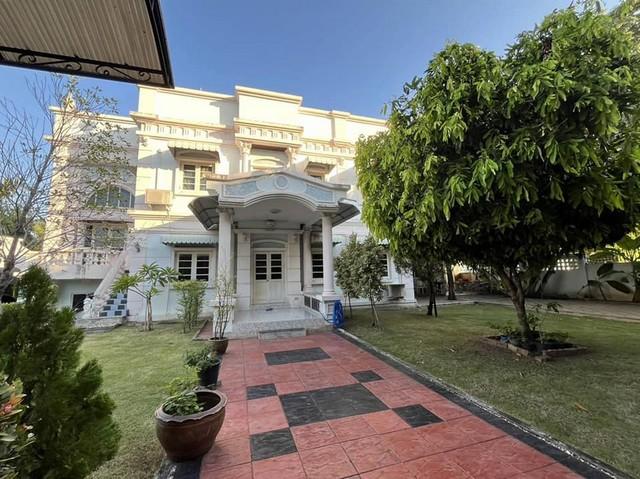 ขายบ้านเดี่ยว 2 หลัง  หมู่บ้านชิชา ถนนพระราม 2 บนเนื้อที่ 270 ตรว. พร้อมเฟอร์นิเจอร์บิ้วอินทั้ง 2 หลัง ใกล้เซ็นทรัลพระราม2