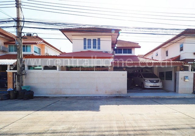 รหัสทรัพย์ : 5176  บ้านเดี่ยว หมู่บ้าน ธนาภิรมย์ โลตัส - ศรีนครินทร์ ถนนเมน ต้นโครงการที่ตัง ถนนศรีนครินทร์ - เทพารักษ์ ตำบลบางเมืองใหม่ อำเภอเมืองสมุทรปราการ จังหวัดสมุทรปราการ 10270รายละเอียดทรัพย์ - ขนาดที่ดิน 57.6 ตารางวา พื้นที่ใช้สอยประมาณ 240 ตารางเมตร - แบบบ้านมี 3 ห้องนอน 3 ห้องน้ำ 1 ห้องรับแขก 1 ห้องครัวต่อเติม พร้อมพื้นที่รับประทานอาหาร - ต่อเติมห้องเอนกประสงค์สา