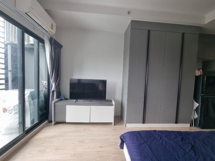 svs267 ให้เช่า คอนโด ไอดีโอ พระราม 9-ตัดใหม่ Ideo New Rama 9ที่ตั้ง ถนนรามคำแหง แขวงหัวหมาก เขตบางกะปิ กทม.studio 1 ห้องน้ำขนาด 26 ตารางเมตรชั้น 17เฟอร์นิเจอร์ เครื่องใช้ไฟฟ้า ครบสิ่งอำนวยความสะดวกDouble Volume Lobby สระว่ายน้ำ ห้องออกกำลังกาย Social Club Co-Working Space สวนพักผ่อนพื้นที่สีเขียว Access Card Control กล้องวงจรปิด รปภ. 24 ชม.สถานที่สำคัญใกล้เคียงFoodland รามคำแหง 180 ม. The Mall รามคำแหง 500 ม. Major รามคำแหง 750 ม. Big C 1.1 กม.The Nine 2.5 กม. The Mall 