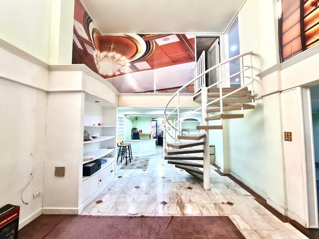 อาคารพาณิชย์  3 ชั้น 48 ตร.ว  ติดคูเมืองแจ่งศรีภูมิ ใกล้ประตูท่าแพ สนามบิน ถ.ศรีภูมิ จ.เชียงใหม่   เหมาะสำหรับนักลงทุน ราคาดีที่สุด