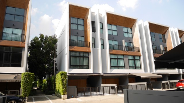 ขายด่วน! พร้อมผู้เช่า ทาวน์โฮม อาร์เด้น พัฒนาการ เดินทางสะดวก ใกล้ BTS อ่อนนุช ใกล้ทางด่วนพัฒนาการรหัสทรัพย์ 30050ชื่อโครงการ   อาร์เด้น พัฒนาการ Arden Phatthanakanที่ตั้ง  ซอยพัฒนาการ 20 ถนนพัฒนาการ, สวนหลวง, สวนหลวง, กรุงเทพจุดเด่น อยู่เส้นพัฒนาการซึ่งเป็นจุดเชื่อมสามารถเข้าออกใจกลางเมือง อย่างเอกมัย ทองหล่อได้ง่ายมากๆ และยังใกล้ทางด่วนไปบางนา ทางด่วนไปรามอินทรา-อาจณรง