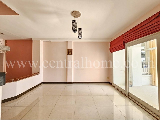 ทาวน์โฮม 3 ชั้น หมู่บ้านไพรเวทวิลล่า ติดถนนนวมินทร์