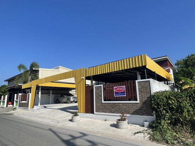 บ้านเดี่ยว ชั้นครึ่ง หลังลำเพ็งเมืองคอนเข้าซอย ทวีสิทธิ์ มาประมาณ 400 เมตรเนื้อที่ 99.9 ตรว. หน้ากว้าง 20 เมตรลึก 20 เมตร5 นอน3 น้ำ4 โรงจอดรถ ราคา 6,500,000 บาทเหมาะสำหรับทำพลูวิลล่า ใจกลางเมืองอาศัยเป็นครอบครัวใหญ่กวดวิชาติวเตอร์ออฟฟิศสถานที่ใกล้เคียงW&Pสนามแบดมินตัน นครศรีธรรมราชสำเพ็งเมืองคอนโรงแรมแลคอนนอนบายโรงพยาบาลเทศบาลนครนครศรีธรรมราชพิกัด https://maps.app.goo.gl/L7x1fSWNSEE9TwJaAเพ