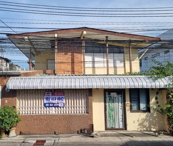 รหัสทรัพย์ : 5026บ้านเดี่ยว 2 ชั้น  ย่าน สาทร เจริญกรุง 57 ถนนเมน ราคาถูกมากที่ตั้ง : ถนน เจริญกรุง 57 ซ.เจริญราษฎร์ 2 แยก 1 เขต สาทร แขวง ทุ่งวัดดอน จ.กรุงเทพมหานคร 10120รายละเอียดทรัพย์ :- บ้านเดี่ยว 2 ชั้น - เนื้อที่ 39.8 ตร.ว. พื้นที่ใช้สอย 140 ตรม.- บ้านกว้าง 10 เมตร / ลึก 16 เมตร - 4 ห้องนอน 1 ห้องน้ำ , ห้องรับแขก , ห้องครัว / ห้องนั่งเล่น - พื้นเบื้องชั้น 1 , พื้นไม้ชั้น 2  ,ระบียงใหญ่ 2  - ทำจอดรถในบ้