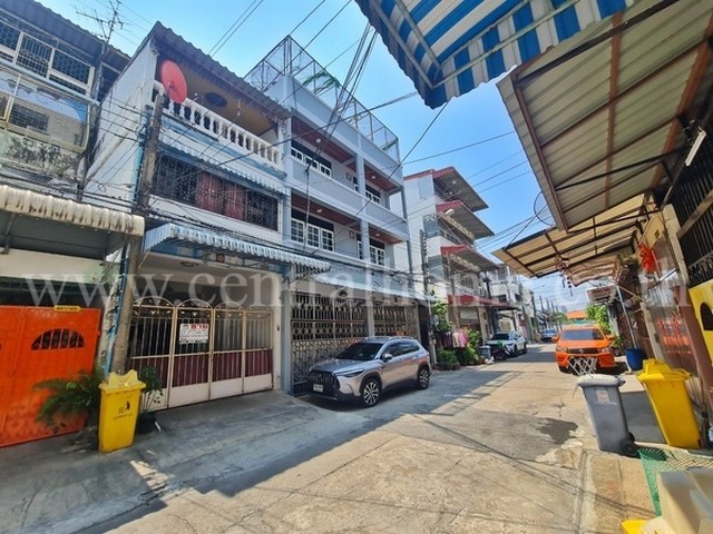 ทาวน์เฮ้าส์ 3 ชั้นครึ่ง  ชุมชนสามร้อยห้อง เจริญกรุง 107