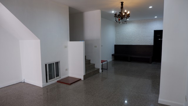 โฮมออฟฟิศ 4 ชั้น ทำเลดี ติดห้างเซ็นทรัลรัตนาธิเบศร์ เหมาะสำหรับธุรกิจและอยู่อาศัย