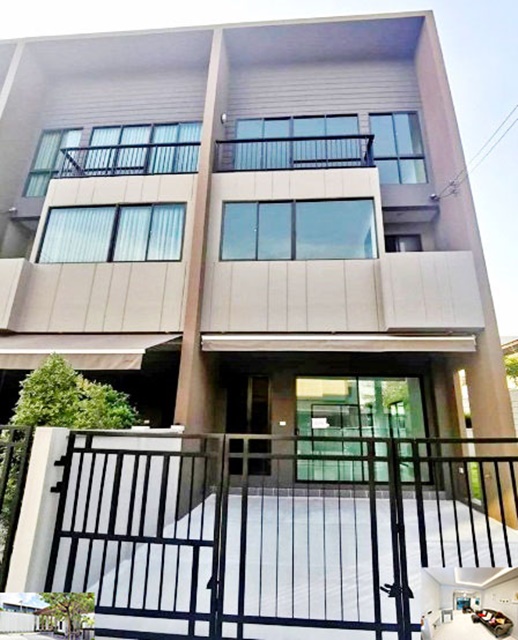 ลาดพร้าว  MRTเสรีไทย ให้เช่าทาวน์โฮม 3 ชั้น กลางเมือง 24ตรว. 158ตรม. บรรยากาศรีสอร์ท ทำเลดี 3นอน 3น้ำ 2จอดรถ 4แอร์ ตลาดสวนสยาม