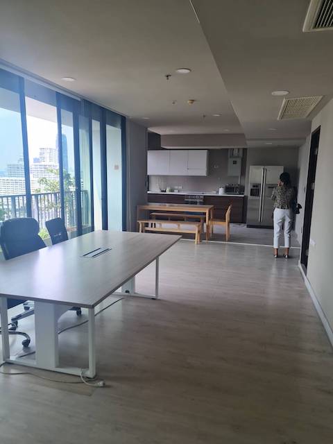 The Alcove Thonglor, spacious, clean, livable, 21st floor, BTS Thonglor.***Service for selling/renting houses, condos and giving advice. If interested, contact at any time***Interested in additional details or pictures or making an appointment to see the room?Contact Ekachai (Aui)T. 089-799-5598Line ID: @auiauiaui001 (add @ in front)-------------------------------------------------- -------------Room type: 1 bedroom, 1 bathroomSize 136 sq m., 21st floorNew, clean room, beautifully decorated, ready to move in.details-------------------------------------------------- ------------Selling price: 16.5 million baht-------------------------------------------------- ------------Decorated as an office large office Can be used as an office. Or you can use the bed as a bedroom.-------------------------------------------------- ------------*Facilities worth using- The hall must receive- swimming pool- Fitness- Sauna-------------------------------------------------- ------------*Nearby important pl