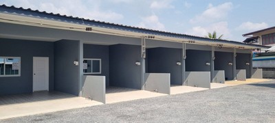 YHR1010 ให้เช่าห้องพัก รีโนเวทใหม่ สามารถจอดรถด้านหน้าห้องได้เลย