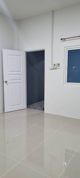 YHR1010 ให้เช่าห้องพัก รีโนเวทใหม่ สามารถจอดรถด้านหน้าห้องได้เลย