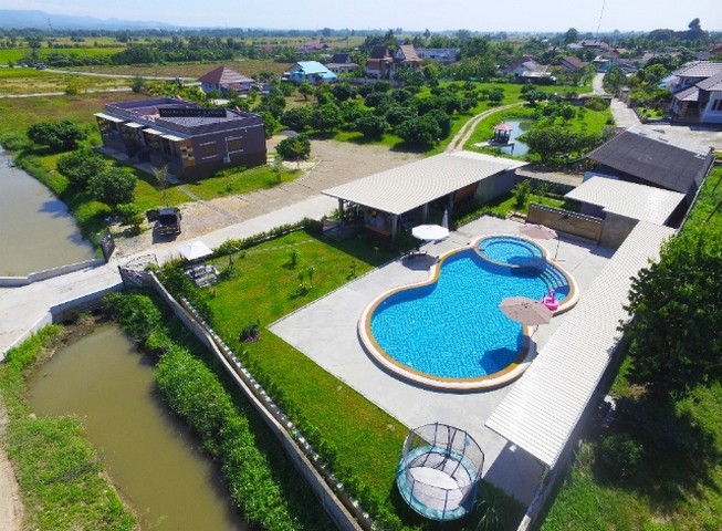 NBS2374 ขายกิจการบ้านพักพูลวิลล่า ร้านอาหาร ขนาด 2 ไร่ 2 งาน อ.แม่ริม เชียงใหม่ขาย 25 ล้านบาทพร้อมทำกิจการต่อได้ทันที ตั้งอยู่ที่อำเภอแม่ริม จังหวัดเชียงใหม่ ติดถนนสายหลัก เส้นทางท่องเที่ยว เส้นทางเดินทาง ห่างจากถนนทางหลวง 107 กม.ที่ 25 สายแม่ริม-แม่แตง เพียง 50 ม. บนโฉนดพื้นที่ 2 ไร่ 2 งาน 10 ตรว (โฉนด 2 แปลง) ประกอบด้วยอาคารใช้สอย 2 อาคาร แบ่งออกเป็น 1️ คาเฟ่สระว่ายน้ำ: อาคารชั