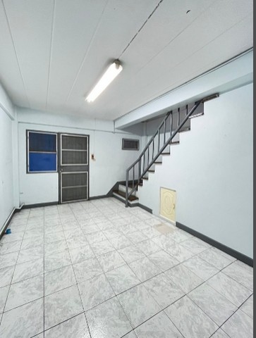 ขายอาคารพานิชย์ 3.5 ชั้น โครงการรื่นฤดี รามคำแหง180 ติดรถไฟฟ้า