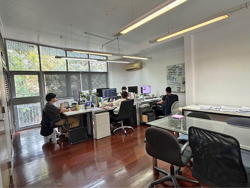 BH2807 ให้เช่า บ้านตึก 2 ชั้น มีสนาม  ซอยเอกมัย 6 (ซอยบิ๊กซี) ถนนเอกมัย  2 ห้องนอน 2 ห้องน้ำ พร้อมอาคารเสริมอีก 3 ห้อง พร้อม 1 ห้องน้ำ