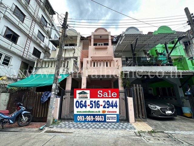 รหัสทรัพย์  4759ทาวน์เฮ้าส์ ซอย เรวดี 33 รีโนเวทแล้ว ราคาถูกที่ตั้ง : ซ.เรวดี 33 แยก ถ.ติวานนท์ ต.ตลาดขวัญ อ.เมืองนนทบุรี จ.นนทบุรี 11000รายละเอียดทรัพย์ - ทาวน์เฮ้าส์ 3 ชั้น, ขนาดเนื้อที่ 19 ตารางวา, พื้นที่ใช้สอย 140 ตารางเมตร- 4 ห้องนอน, 3 ห้องน้ำ, 1 ห้องรับแขก, 1 ห้องครัว, 1 ที่จอดรถ- บ้านมีการรีโนเวทใหม่ทั้งหลัง- หน้าบ้านหันทิศตะวันตก- อยู่ต้นซอยใกล้ตลาดสถานที่และทำเลใกล้เคียง- ต