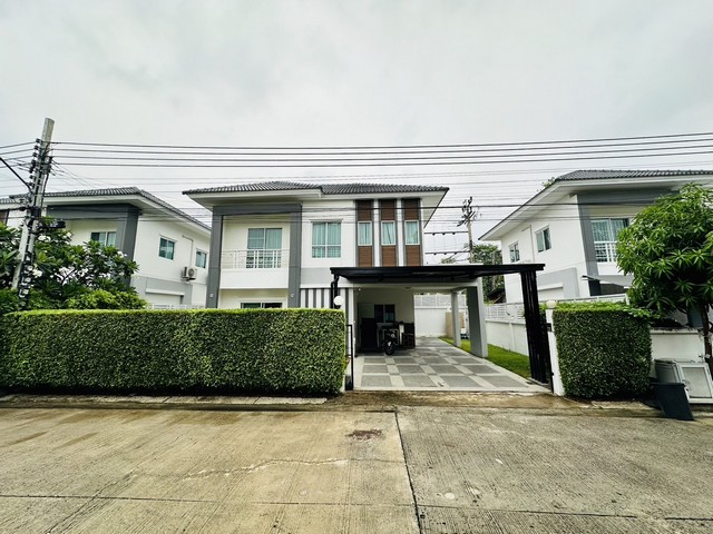 ขายด่วน! บ้านเดี่ยวในหมู่บ้านแลนซีโอ คริป ปิ่นเกล้า-พระราม 5 (ซอยวัดพระเงิน)**รายละเอียด:*** พื้นที่: 50.7 ตารางวา* ห้องนอน: 3 ห้อง* ห้องน้ำ: 2 ห้อง* ที่จอดรถ: 2 คัน* 2 ชั้น**สิ่งอำนวยความสะดวก:*** เครื่องปรับอากาศทั้งหลัง   * 23,000 BTU 1 เครื่อง   * 18,000 BTU 1 เครื่อง   * 9,000 BTU 2 เครื่อง* ผ้าม่านทั้งหลัง* ครัวบิ้วอิน* ชั้นวางทีวีบิ้วอิน* ตู้เสื้อผ้า โต๊ะเครื่องแป้ง เตียงนอน 2 ห้อง* มุ้งลวดทั้งหลัง* ต่อเต