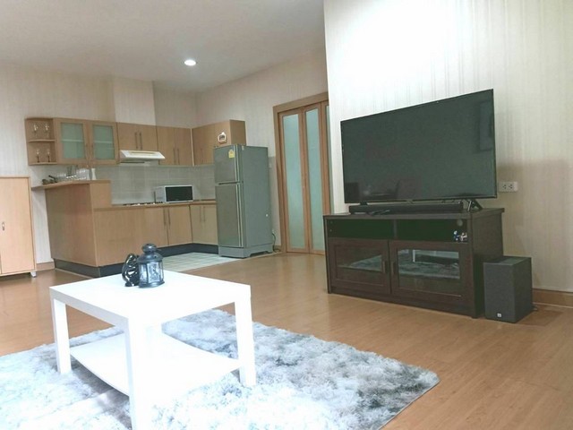 Waterford Sukhumvit 30, spacious, clean, beautiful view, 23rd floor, BTS Phrom Phong.***Service for selling/renting houses, condos and giving advice. If interested, contact at any time***Interested in additional details or pictures or making an appointment to see the room?Contact Ekachai (Aui)T. 089-799-5598Line ID: @auiauiaui001 (add @ in front)Room type: 2 bedrooms, 1 bathroomSize 68.12 sq m., 23rd floorNew, clean room, beautifully decorated, ready to move in.details-------------------------------------------------- ------------Rental price: 27,500 baht/month-------------------------------------------------- ------------* Complete electrical appliances- Air conditioning- fridge- TV- washing machine-------------------------------------------------- ------------*Nearby important places (Based on information from Google Map)- Green Line BTS Phrom Phong Station: 650 m.- Emporium : 650 m.- EmQuartier : 700 m.- Miracle Mall : 1.0 km.- Gateway Ekkamai : 2.7 km.- Bangkok University: 3.1 km.-