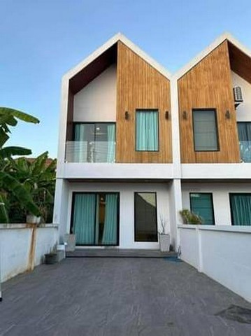 #THS049 สำหรับขาย : ทาวน์เฮ้าท์ 2 ชั้น ทำเลวิชิต บ่อแร่ 3 ห้องนอน 2 ห้องนํ้าทาวน์โฮม 2 ชั้น บ้านบ่อแร่ ภูเก็ต- พร้อมคนเช่าสัญญารายปี (สัญญาเช่าหมดเดือนเมษายนนี้)- ขนาด 25.60 ตร.วา-  3 ห้องนอน 2 ห้องน้ำ-  1 ที่จอดรถ สถานที่ใกล้เคียง- หอชมวิวเขาขาด- แหลมพันวา- วงเวียนสะพานหิน- 10 นาทีถึง โรงพยาบาลดีบุก ราคา 3.5 ลบ.----------------------#THS049 For Sale : Wichit, 2-Story Town House @Baan Borae, 3 Bedrooms 2 Bathrooms2-story townhomeBan Bo Rae, Phuket- with annual contract renter (The lease expires this April)- Size 25.6