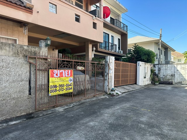 บ้านเดี่ยว 3 ชั้น ขนาด 33 ตารางวา  ซอยเฉลิมพระเกียรติ ร.9 30 แยก 1  ประเวศ   ZT368 