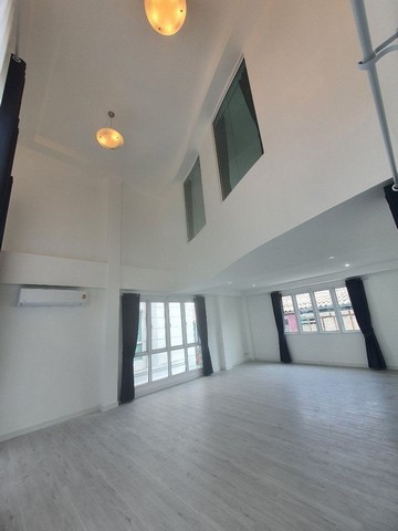 ให้เช่าโฮมออฟฟิต3.5ชั้นหลังมุม 240 ตร.ม.ย่านลาดพร้าววังหิน โชคชัย4ใกล้MRTโชคชัย BTSเสนานิคม