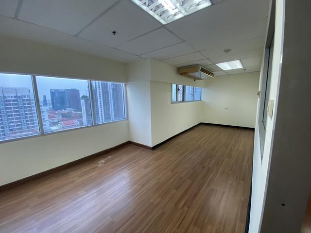 ให้เช่าออฟฟิศ โครงการ The Trendy Office พื้นที่ 91 ตรม. ห้องมุม วิวสวย ติด BTS นานาราคาเช่า 60,000 บาท / เดือนที่ตั้ง ถนนสุขุมวิท ซอยสุขุมวิท 13 แขวงคลองเตยเหนือ เขตวัฒนา กรุงเทพมหานครติดต่อ : คุณภัสพงณ์ 063-409-8164Line : deedaa23พื้นที่ใช้สอย 91 ตารางเมตรรายละเอียดพื้นที่- เข้า-ออกได้ 24 ชม.- พื้นที่เปล่าแต่งตามมาตรฐานของตึก- ระบบ Air Split Type- ที่จอดรถในอาคาร- สิ่งอำนวยความสะดวกครบ ฟิตเนส สระว่ายน้ำ- ระบบ Air 