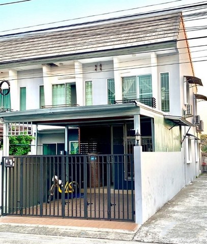 [B983]ให้เช่า 14k ทาวน์เฮ้าส์ 2ชั้น หมู่บ้านคลัสเตอร์เฮาน์ ซอยมิสทีนเคหะร่มเกล้า 78 แยก 1 ราษฎร์พัฒนา เขตสะพานสูงทาวน์เฮ้าส์ 2 ชั้น หลังริม 20 ตร.วา  พื้นที่ใช้สอย 135 ตร.ม 3 ห้องนอน 2 ห้องน้ำ จอดรถ ในร่มรั้วบ้าน 1 คัน / หน้าบ้าน 1 คัน / ข้างบ้านในซอย 1 คัน  ต่อเติมครัวด้านหลัง และ ทำประตูออกด้านข้างพร้อมแอร์ 4 ตัว ( ทุกห้อง ) มีเหล็กดัด มุ้งลวดแล้ว ปั้มน้ำ+แทงค์น้ำหน้าหมู่บ้าน มี 7-11 เ�