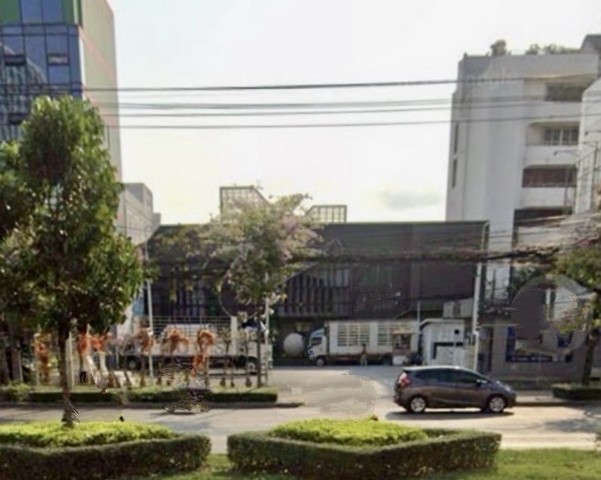 ให้เช่าอาคารโชว์รูม พร้อมลานจอดรถ 30คัน ริมถนนรัชดภิเษก ทำเลเศรษฐกิจ ใกล้เอ็มอาร์ที-ห้วยขวาง เอ็มอาร์ที-รัชดา มีรถโดยสารประจำทางเดินทางสะดวก อาคารสามารถปรับเปลี่ยนตามแบบธุระกิจได้ติดต่อ  อรัชพร  081-4-888-799LINE :house169ราคาเช่า     600,000บาท/เดือนประกัน      3เดือนล่วงหนา     1เดือนรายละเอียดอาคารโชว์รูมสูง 2ชั้น พื้นที 200ตารางวา เนื้อที่ใช้สอย 1,600ตารางเมตรสามารถรับน้ำหนักได้ 6ตัน