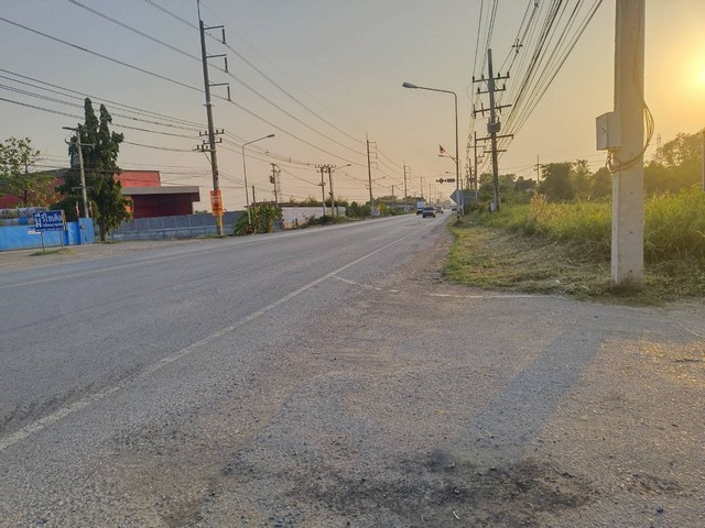 ขายที่ดิน 2-4 ไร่ ตำบลพืชอุดม  อำเภอลำลูกกา จังหวัดปทุมธานีที่ตั้ง : ตำบลพืชอุดม  อำเภอลำลูกกา จังหวัดปทุมธานี 12150https://maps.google.com/maps?q=13.971118,100.884399ขนาดพื้นที่ : 2-4 ไร่ รายละเอียดขายที่ดิน ลำลูกกาคลอง 12แปลงที่ดิน เนื้อที่ 2-4 ไร่ (2แปลง) ถมแล้ว ห่างจากถนนลำลูกกาเพียง 800 เมตร ที่ดินหน้ากว้างประมาณ 112 เมตร ลึก 58 เมตร เหมาะที่โรงงาน โกดัง ที่อยู่อาศัยหรืออื่นๆ อยู่แหล่งชุมชน เป็นที่ดินมี