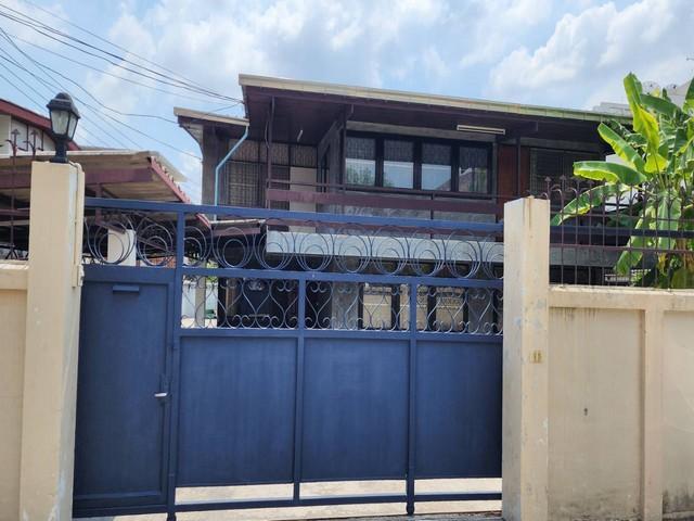 ให้เช่า บ้านเดี่ยว 2 ชั้น หมู่บ้านเสรี รามคำแหง24 โซนหลังรามคำแหง พระราม9 ซอย 41 ที่ดิน 101 ตารางวา พื้นที่ใช้สอย 250 ตารางเมตร 4 ห้องนอน