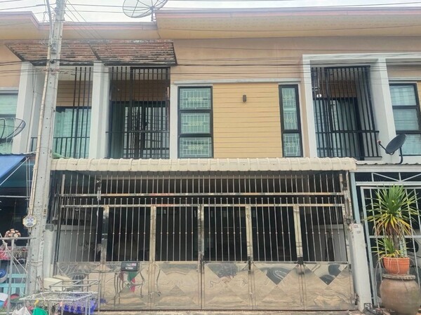 ขายทาวน์เฮ้าส์ 2 ชั้น ต่อเติมครบ สวย พร้อมอยู่ ต.อ่างศิลา หน้าบ้านเป็นสวน