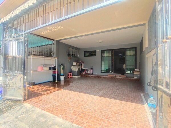 ให้เช่าทาวน์โฮม 2 ชั้น เดอะวิลเลจ บางนา ก.ม.10 ซอยมหาชัย เนื้อที่ 28 ตารางวา 3 ห้องนอน 2 ห้องน้ำ เข้าออกหลายเส้นทาง 