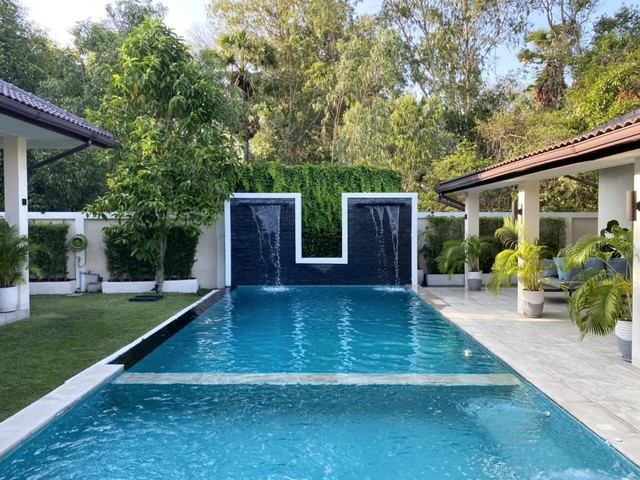 บ้านชั้นเดียวสไตล์โมเดิร์นพร้อมสระว่ายน้ำ ห้วยใหญ่ เนื้อที่ 215 ตารางวา บ้าน 2 หลัง ในพื้นที่เดียวกัน 