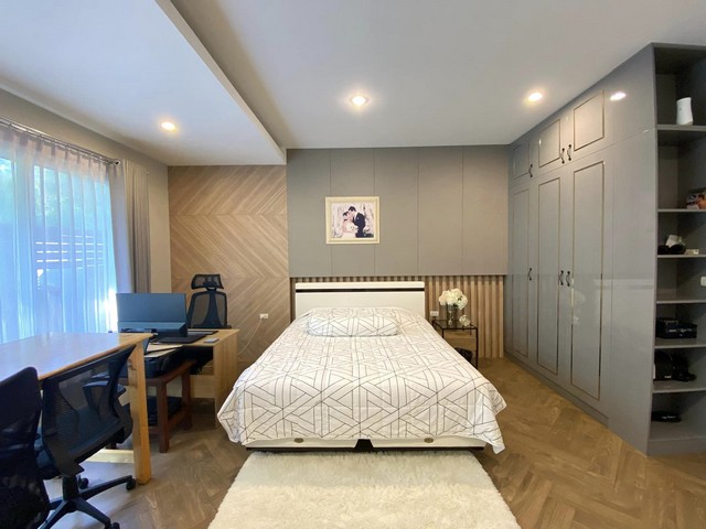 บ้านชั้นเดียวสไตล์โมเดิร์นพร้อมสระว่ายน้ำ ห้วยใหญ่ เนื้อที่ 215 ตารางวา บ้าน 2 หลัง ในพื้นที่เดียวกัน