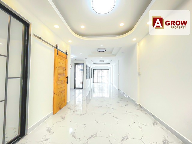 หมู่บ้านวังทองวิลเลจ 2 ซ.เสรีไทย 33  ทาวน์เฮาส์ 2 ชั้น รีโนเวทใหม่ทั้งหลัง