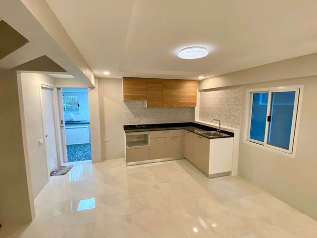 PB4027 ให้เช่าทาวน์โฮม 3 ชั้น ซอยรามคําแหง 117 ติดรถไฟฟ้าใต้ดินสถานีศรีบูรพา 50 ม.เหมาะอยู่อาศัย